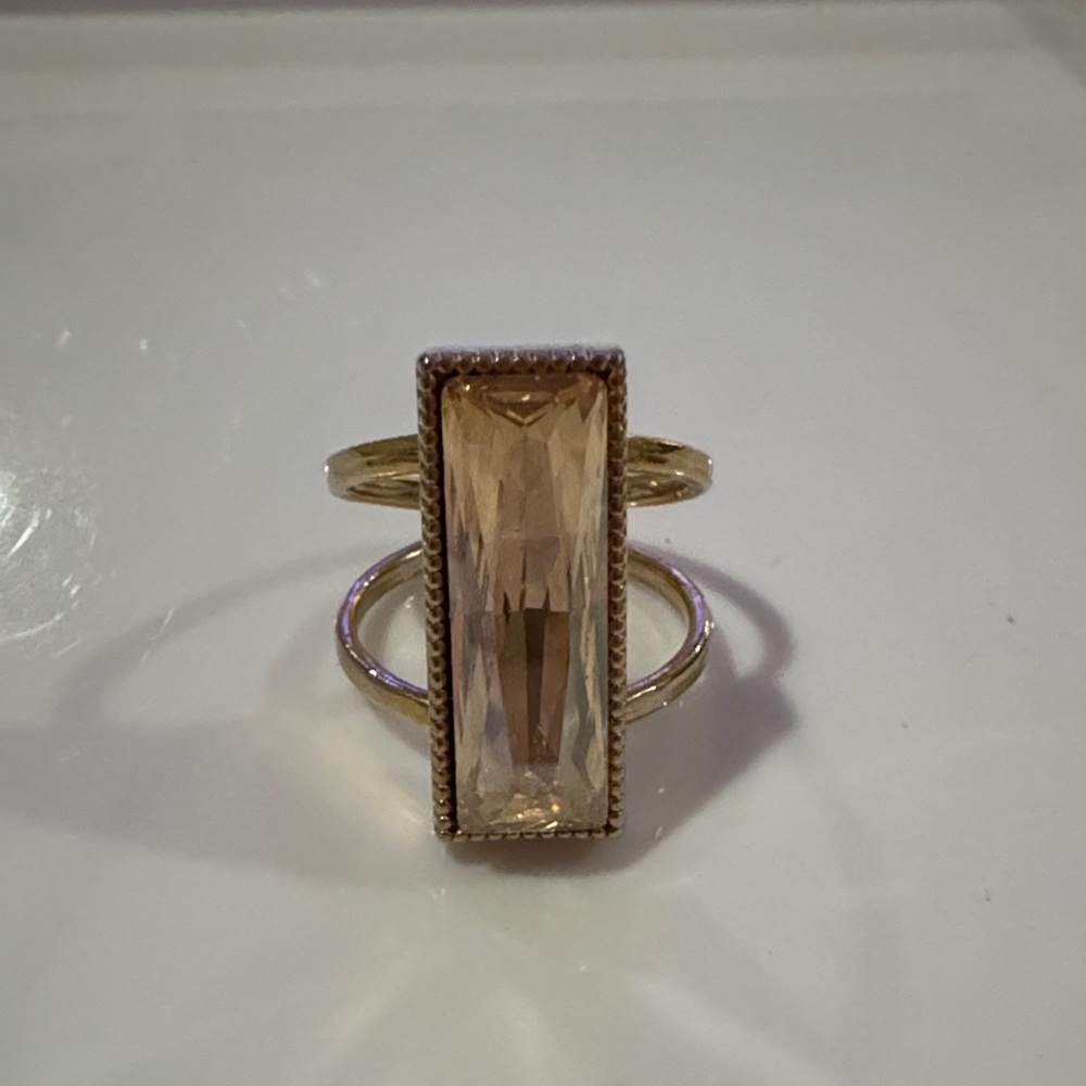 Elegant Gold Ring With Rectangular Gemstone - image 3
